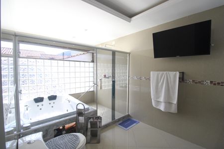 Casa à venda com 380m², 3 quartos e 3 vagasBanheiro da suíte 2