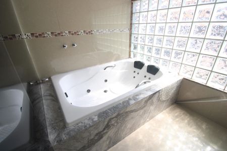 Casa à venda com 380m², 3 quartos e 3 vagasBanheiro da suíte 2