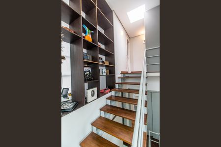 Casa de condomínio à venda com 430m², 3 quartos e 4 vagasEscada