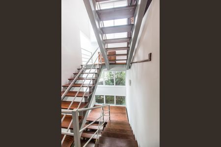 Casa de condomínio à venda com 430m², 3 quartos e 4 vagasEscada