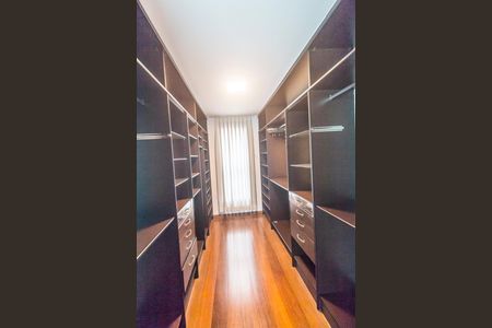 Casa de condomínio à venda com 430m², 3 quartos e 4 vagasCloset da suíte