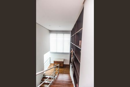 Casa de condomínio à venda com 430m², 3 quartos e 4 vagasEscada