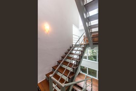 Casa de condomínio à venda com 430m², 3 quartos e 4 vagasEscada