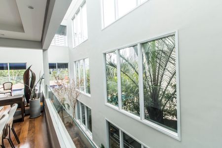 Casa de condomínio à venda com 430m², 3 quartos e 4 vagasDetalhe Sala