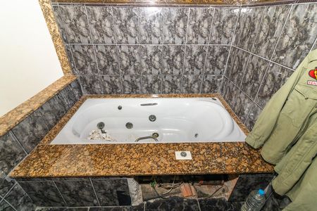 Casa 2 - Banheiro da suíte de casa para alugar com 4 quartos, 192m² em Realengo, Rio de Janeiro