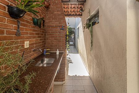 Casa à venda com 221m², 3 quartos e 2 vagascorredor de acesso com churrasqueira_2