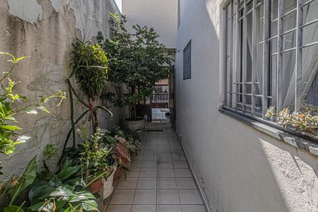 Casa à venda com 221m², 3 quartos e 2 vagascorredor de acesso com churrasqueira_4