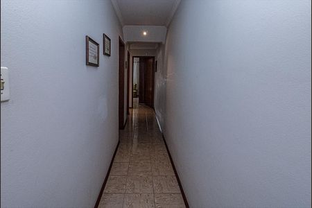 Casa à venda com 221m², 3 quartos e 2 vagascorredor para os cômodos_2