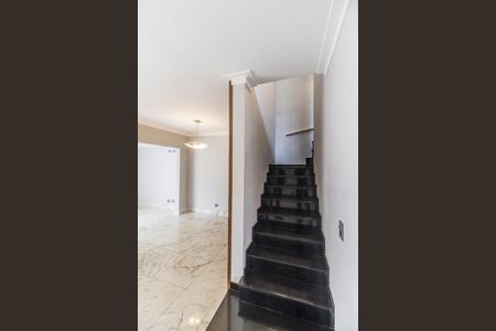 Casa de condomínio à venda com 200m², 3 quartos e 2 vagasEscada