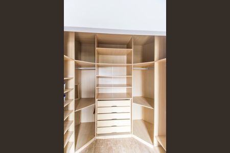 Casa de condomínio à venda com 200m², 3 quartos e 2 vagasCloset