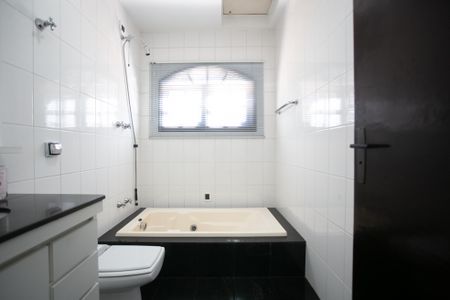 Casa para alugar com 299m², 3 quartos e 3 vagasBanheiro 2