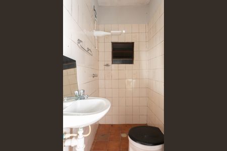 Casa para alugar com 250m², 3 quartos e 2 vagasBanheiro da edícula