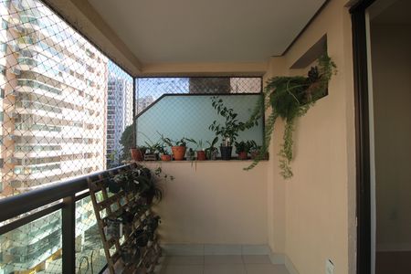 Apartamento à venda com 77m², 2 quartos e 1 vagaSala - Varanda