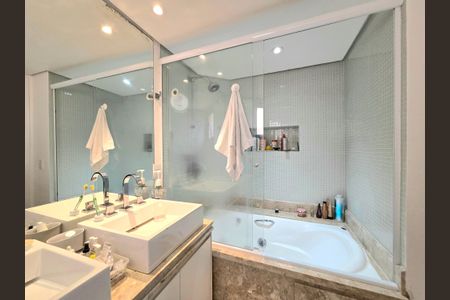 Apartamento à venda com 129m², 2 quartos e 2 vagasBanheiro da Suíte