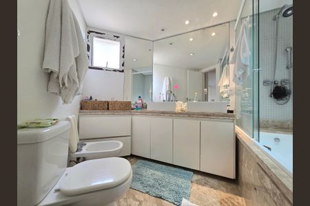 Apartamento à venda com 129m², 2 quartos e 2 vagasBanheiro da Suíte