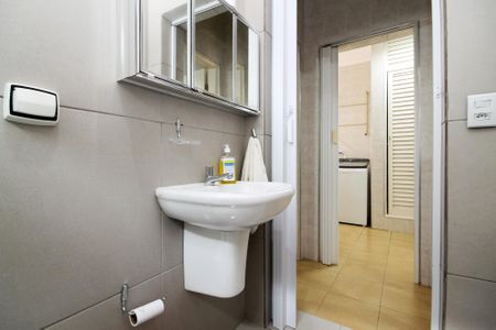 Casa de condomínio para alugar com 1000m², 6 quartos e 8 vagas Casa de condomínio para alugar com 1000m², 6 quartos e 8 vagasBanheiro de Serviço