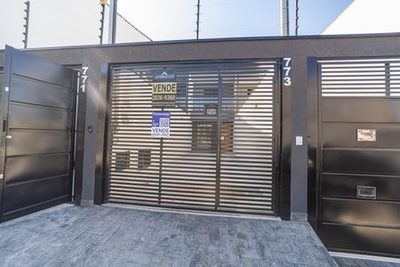 Casa à venda com 90m², 2 quartos e 2 vagasFachada