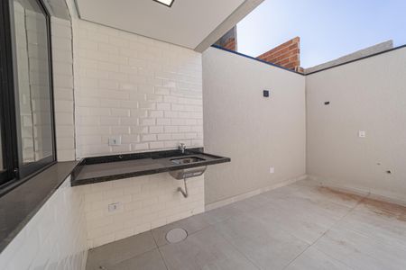 Casa à venda com 90m², 2 quartos e 2 vagasQuintal e Área de Serviço