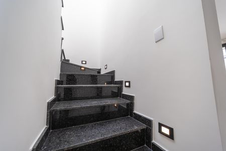 Casa à venda com 90m², 2 quartos e 2 vagasEscada