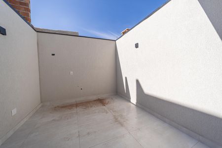Casa à venda com 90m², 2 quartos e 2 vagasQuintal e Área de Serviço