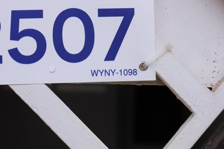 Casa à venda com 93m², 2 quartos e 2 vagasPlaca instalada no portão - Código da placa: WYNY-1098