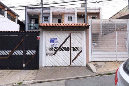 Casa à venda com 93m², 2 quartos e 2 vagasFachada do imóvel - Placa instalada no portão - Código da placa: