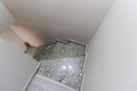 Casa de condomínio à venda com 67m², 2 quartos e 2 vagasEscada