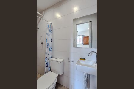 Banheiro de kitnet/studio para alugar com 1 quarto, 13m² em Perdizes, São Paulo