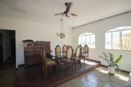 Casa para alugar com 2000m², 4 quartos e 3 vagas Casa para alugar com 2000m², 4 quartos e 3 vagasSala