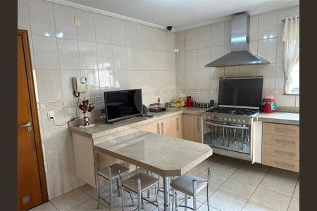 Casa à venda com 4 quartos, 325m² em Água Rasa, São Paulo