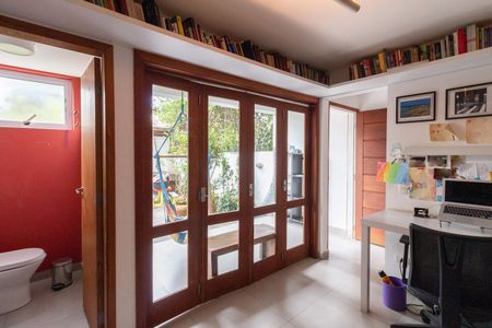 Casa à venda com 250m², 3 quartos e 2 vagasEscritório