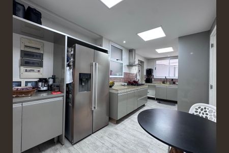 Casa de condomínio à venda com 300m², 5 quartos e 2 vagas Casa de condomínio à venda com 300m², 5 quartos e 2 vagasCozinha e Área de Serviço