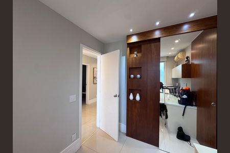 Casa de condomínio à venda com 300m², 5 quartos e 2 vagas Casa de condomínio à venda com 300m², 5 quartos e 2 vagasEscritório