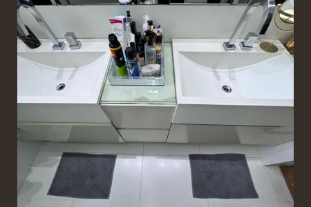 Casa de condomínio à venda com 300m², 5 quartos e 2 vagas Casa de condomínio à venda com 300m², 5 quartos e 2 vagasSuíte 1 - Banheiro