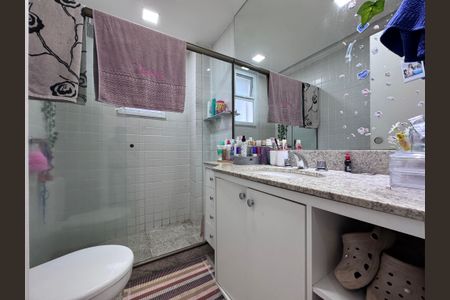 Casa de condomínio à venda com 300m², 5 quartos e 2 vagas Casa de condomínio à venda com 300m², 5 quartos e 2 vagasSuíte 2 - Banheiro