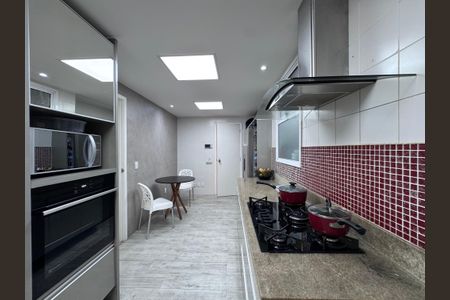 Casa de condomínio à venda com 300m², 5 quartos e 2 vagas Casa de condomínio à venda com 300m², 5 quartos e 2 vagasCozinha e Área de Serviço