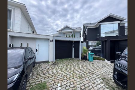 Casa de condomínio à venda com 300m², 5 quartos e 2 vagas Casa de condomínio à venda com 300m², 5 quartos e 2 vagasFachada