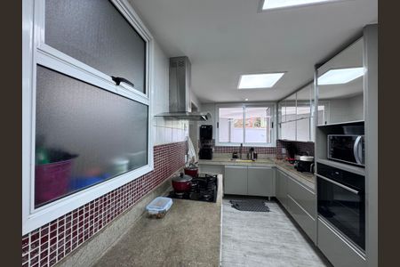 Casa de condomínio à venda com 300m², 5 quartos e 2 vagas Casa de condomínio à venda com 300m², 5 quartos e 2 vagasCozinha e Área de Serviço