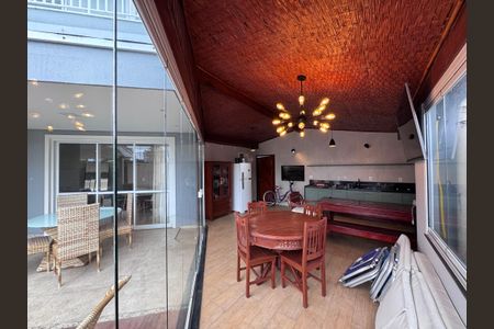 Casa de condomínio à venda com 300m², 5 quartos e 2 vagas Casa de condomínio à venda com 300m², 5 quartos e 2 vagasÁrea externa