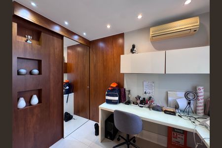 Casa de condomínio à venda com 300m², 5 quartos e 2 vagas Casa de condomínio à venda com 300m², 5 quartos e 2 vagasEscritório