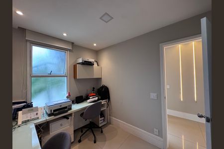 Casa de condomínio à venda com 300m², 5 quartos e 2 vagas Casa de condomínio à venda com 300m², 5 quartos e 2 vagasEscritório