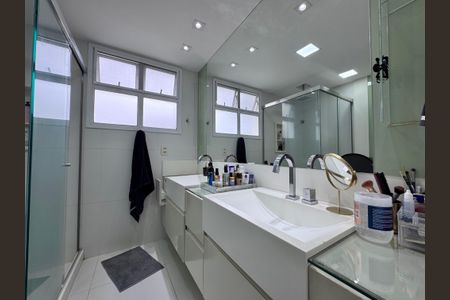 Casa de condomínio à venda com 300m², 5 quartos e 2 vagas Casa de condomínio à venda com 300m², 5 quartos e 2 vagasSuíte 1 - Banheiro