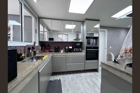 Casa de condomínio à venda com 300m², 5 quartos e 2 vagas Casa de condomínio à venda com 300m², 5 quartos e 2 vagasCozinha e Área de Serviço