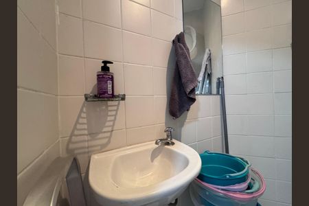 Casa de condomínio à venda com 300m², 5 quartos e 2 vagas Casa de condomínio à venda com 300m², 5 quartos e 2 vagasCozinha e Área de Serviço - Banheiro