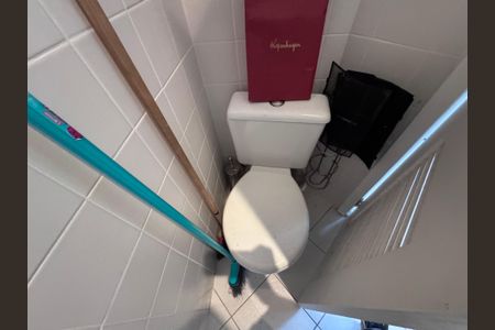 Casa de condomínio à venda com 300m², 5 quartos e 2 vagas Casa de condomínio à venda com 300m², 5 quartos e 2 vagasCozinha e Área de Serviço - Banheiro