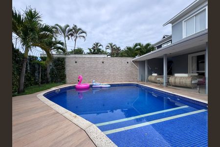 Casa de condomínio à venda com 300m², 5 quartos e 2 vagas Casa de condomínio à venda com 300m², 5 quartos e 2 vagasÁrea externa
