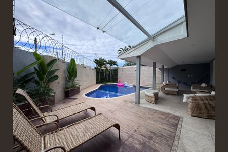 Casa de condomínio à venda com 300m², 5 quartos e 2 vagas Casa de condomínio à venda com 300m², 5 quartos e 2 vagasÁrea externa