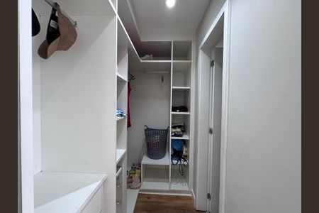 Casa de condomínio à venda com 300m², 5 quartos e 2 vagas Casa de condomínio à venda com 300m², 5 quartos e 2 vagasSuíte 3 - Closet