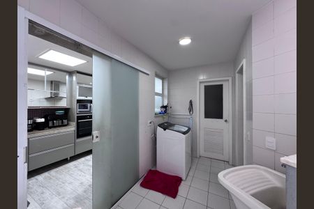 Casa de condomínio à venda com 300m², 5 quartos e 2 vagas Casa de condomínio à venda com 300m², 5 quartos e 2 vagasCozinha e Área de Serviço