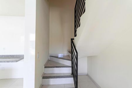 Casa à venda com 100m², 2 quartos e 1 vagaEscada